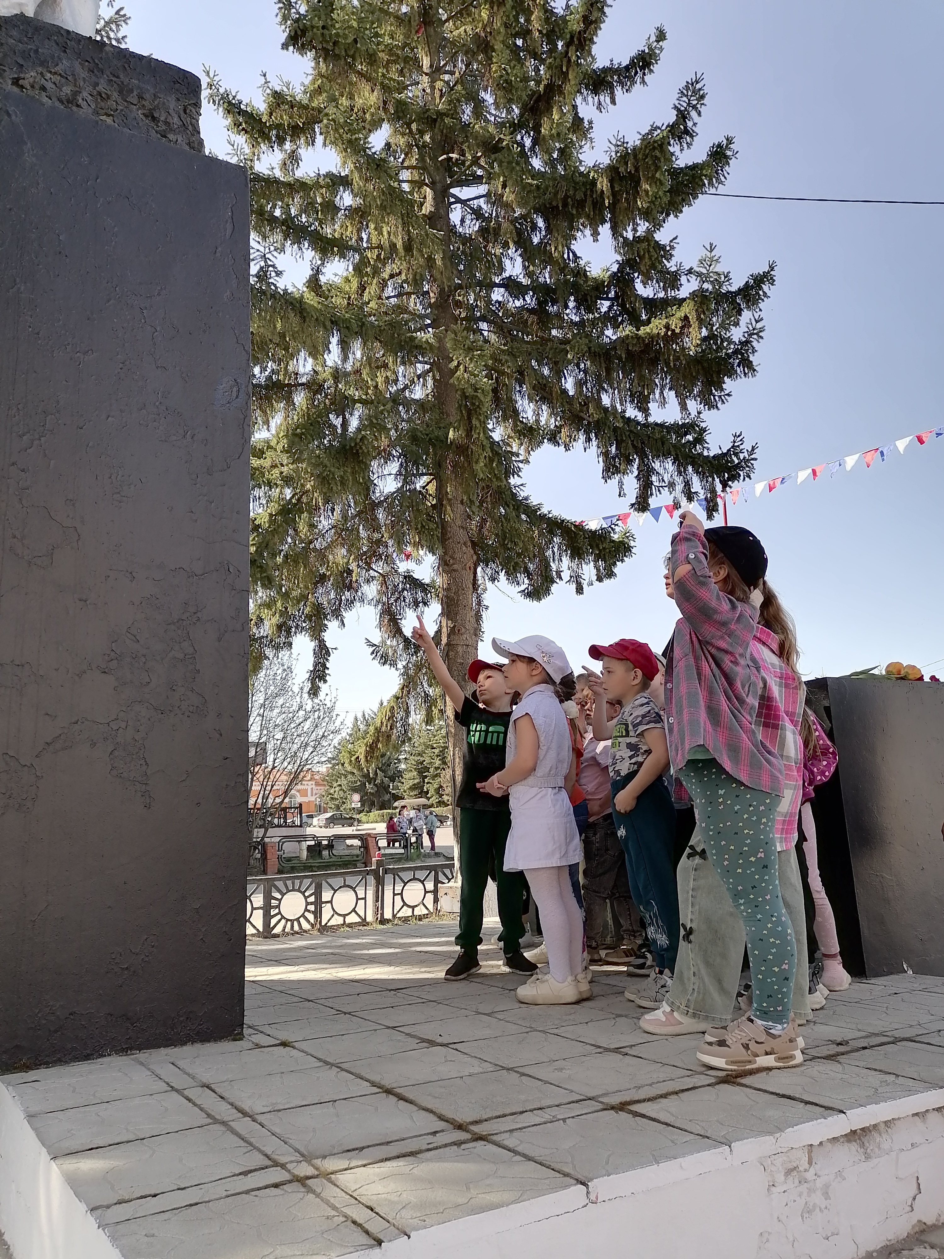 Возложили цветы к памятнику Ленина.