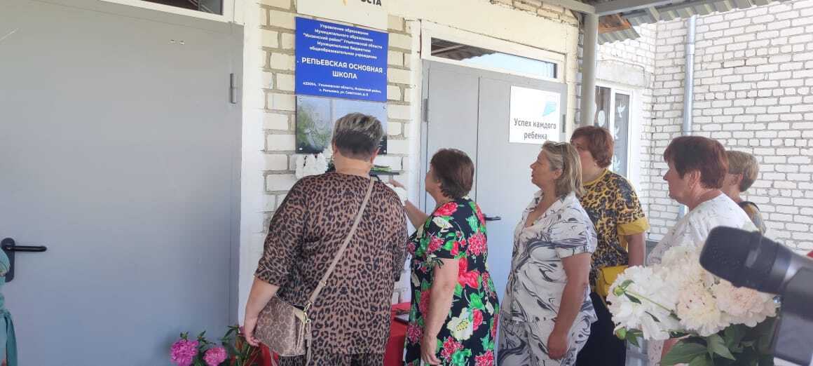 Мемориальная доска в память об Аверине Андрее.