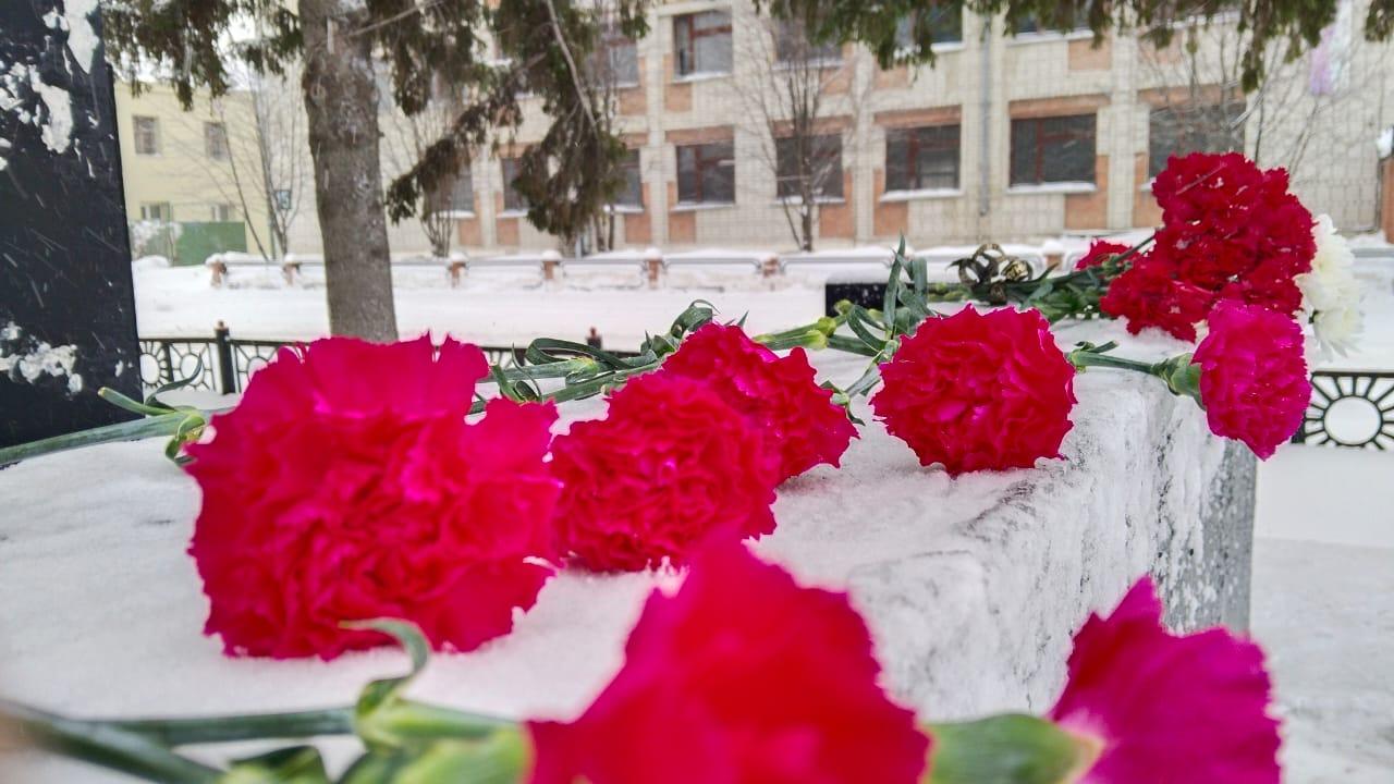 Возложили цветы к памятнику Ленина.