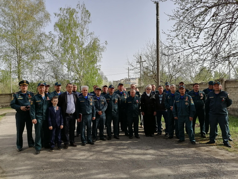 Поздравили сотрудников пожарной части.