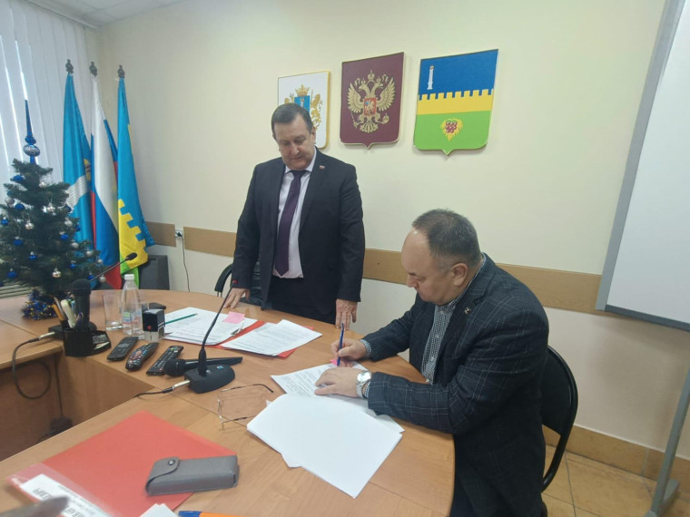 Александр Макаров подписал контракт на должность Главы Администрации.
