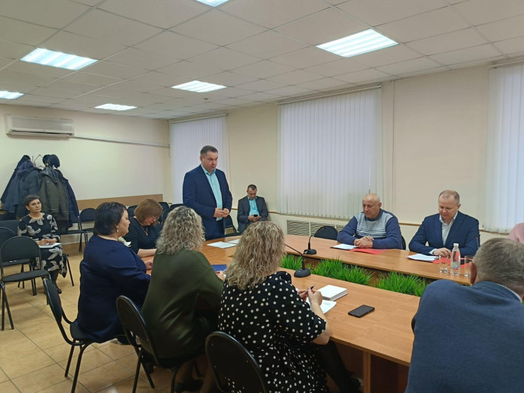 Александр Макаров подписал контракт на должность Главы Администрации.