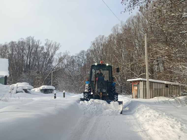 Очищаем дороги от снега.
