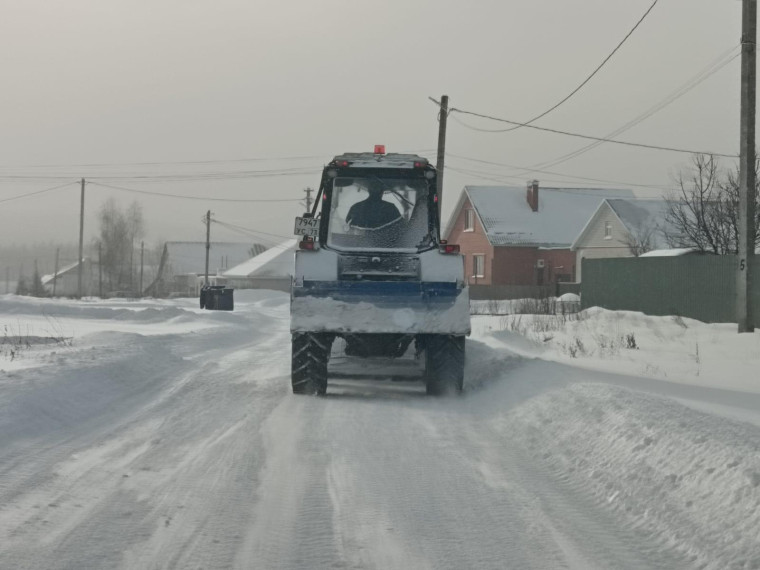 Очищаем дороги от снега.
