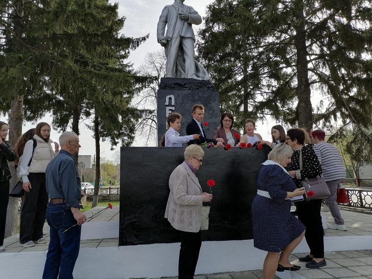 Возложили цветы к памятнику Ленина.