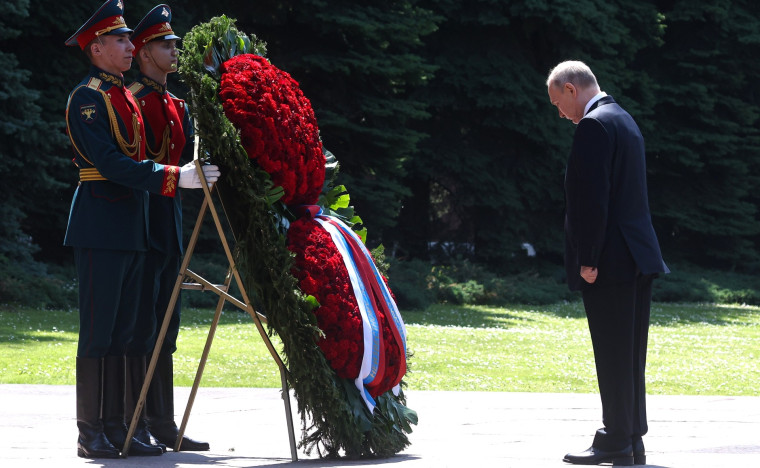 В День памяти и скорби Президент возложил венок к Могиле Неизвестного Солдата.